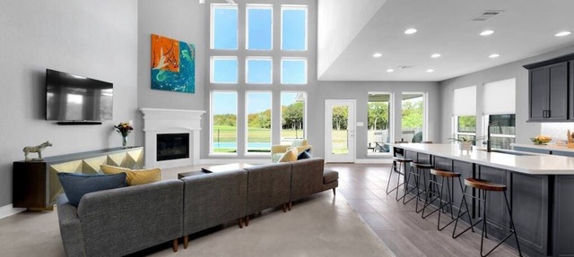 Sunset Hits | Golf Course Views w/ Pool Hot Tub Gym Theatre - 20mins to DT ATX in Manor