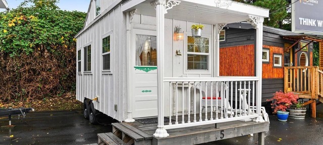 The Cottage - Custom Tiny Home w/Victorian Vibe in Portland