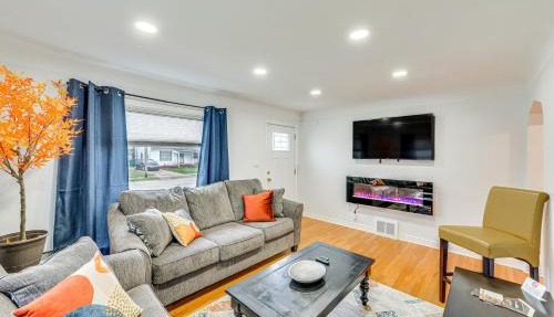 'The Maple Tree' Home: 14 Mi to Downtown Cleveland in Maple Heights