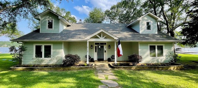 The Point on Cedar Creek Lake! Huge Lakefront! Panoramic Water Views! Spacious! in Eustace