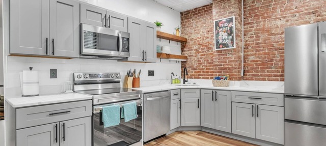 The Smith Victorian 2BR Brownstone Apartment in Springfield