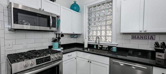 The Turquoise Oasis: 6BR Sleeps 16 | Near Cleveland Clinic & CWRU in Cleveland