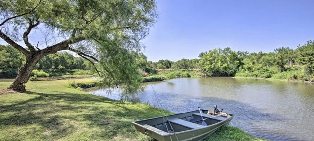 Trinity River Cabin, 20 Acres, Stocked Fishing Pond, Views of the Trinity River. in Kemp