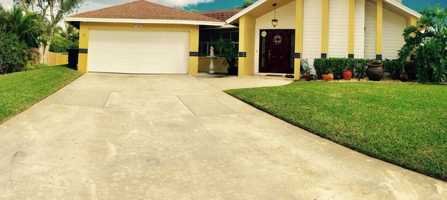 Unique Waterfront 3/2.5 Home. Heated Pool/Boat Dock. Nice to Fish! Location 👌 in Jupiter