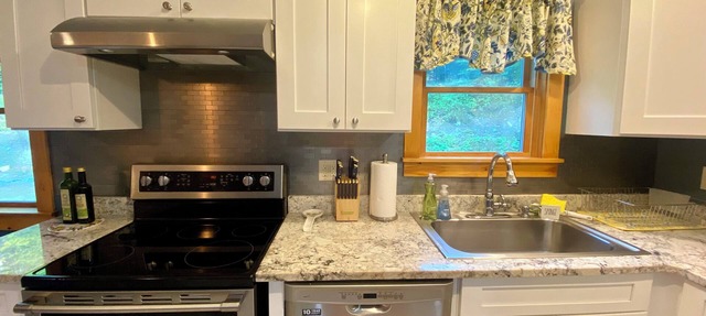 Updated, Modern, Rustic, but Chic 3-Bedroom house in Townshend with WiFi/Heat/AC in Townshend