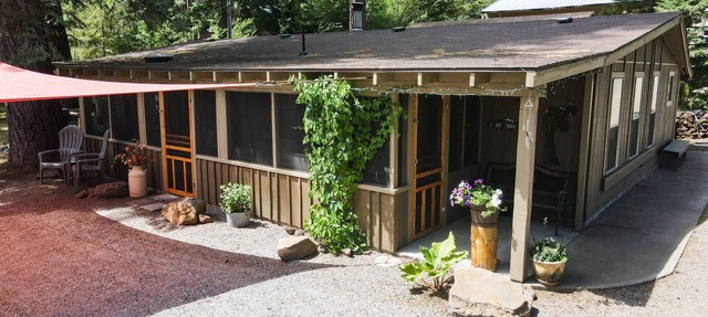 Upgraded Rustic Themed Retreat w/screened porch in Rocky Point. in Klamath Falls