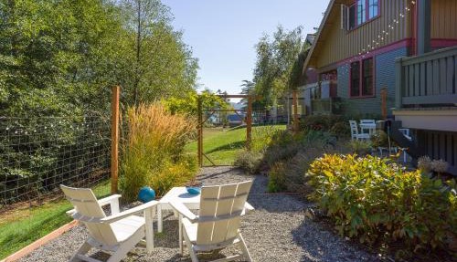 Walk to Town, Beach, Modern, Gourmet Kitchen, EV in Eastsound