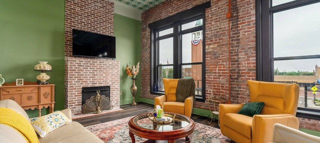 Walkable Downtown Marion Luxury Suite in Marion