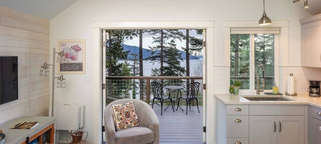 Water View, Impeccable Studio Cottage overlooking East Sound, Walk to Town, Close to Everything! in Eastsound