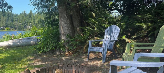 Waterfront Apartment on a quiet lake w/hot tub and fireplace. Pet Friendly! in Redmond