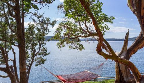 Waterfront Luxury, Chef's Kitchen & Sunset Views in Eastsound