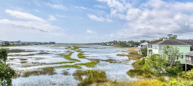 Waterfront Oasis: Perfect 5 Bedroom Beach Getaway with Amazing Inlet Views in Garden City Beach