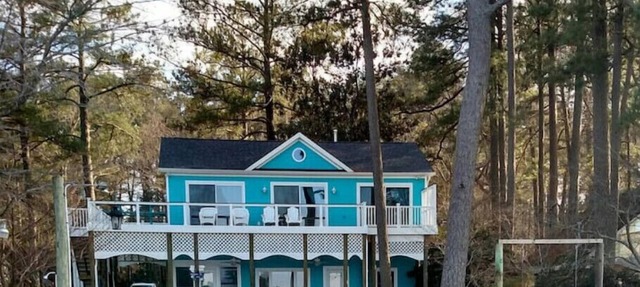Waterfront property with long pier. Pet friendly, family friendly in Gloucester