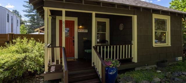 West Side Bungalow │Cali King Bed │Walk Everywhere │Hot Tub │One Block to River in Bend