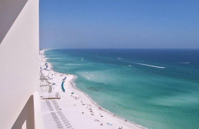 GULF FRONT. AMAZING VIEWS FROM THE 18TH FLOOR! 3 Pools! ON THE BEACH! TIKI BAR in Destin