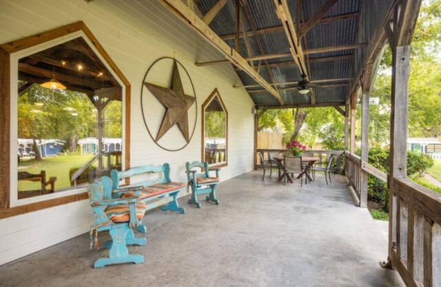 Lodge 54 -Cozy Room right off the Lodge in Burnet