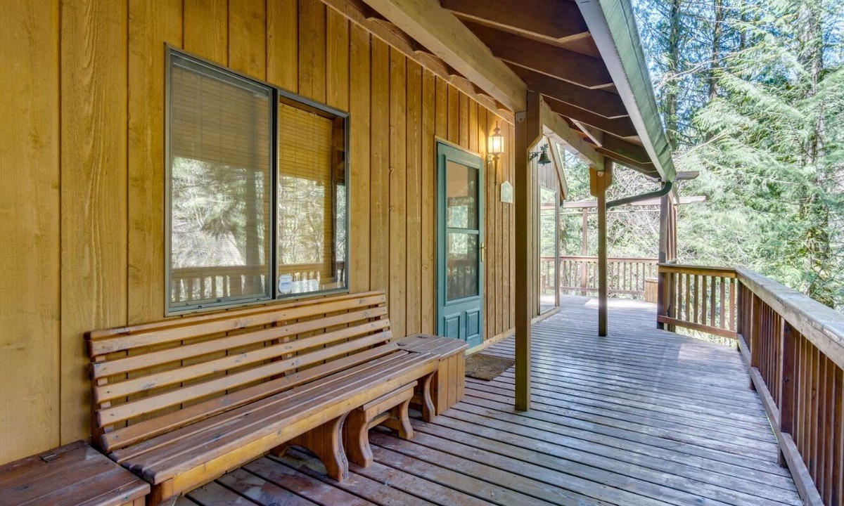 Zigzag Cabin | Experience Moonshadow - Fresh & fun chalet on Mt. Hood. 10 minutes to Ski Bowl!
