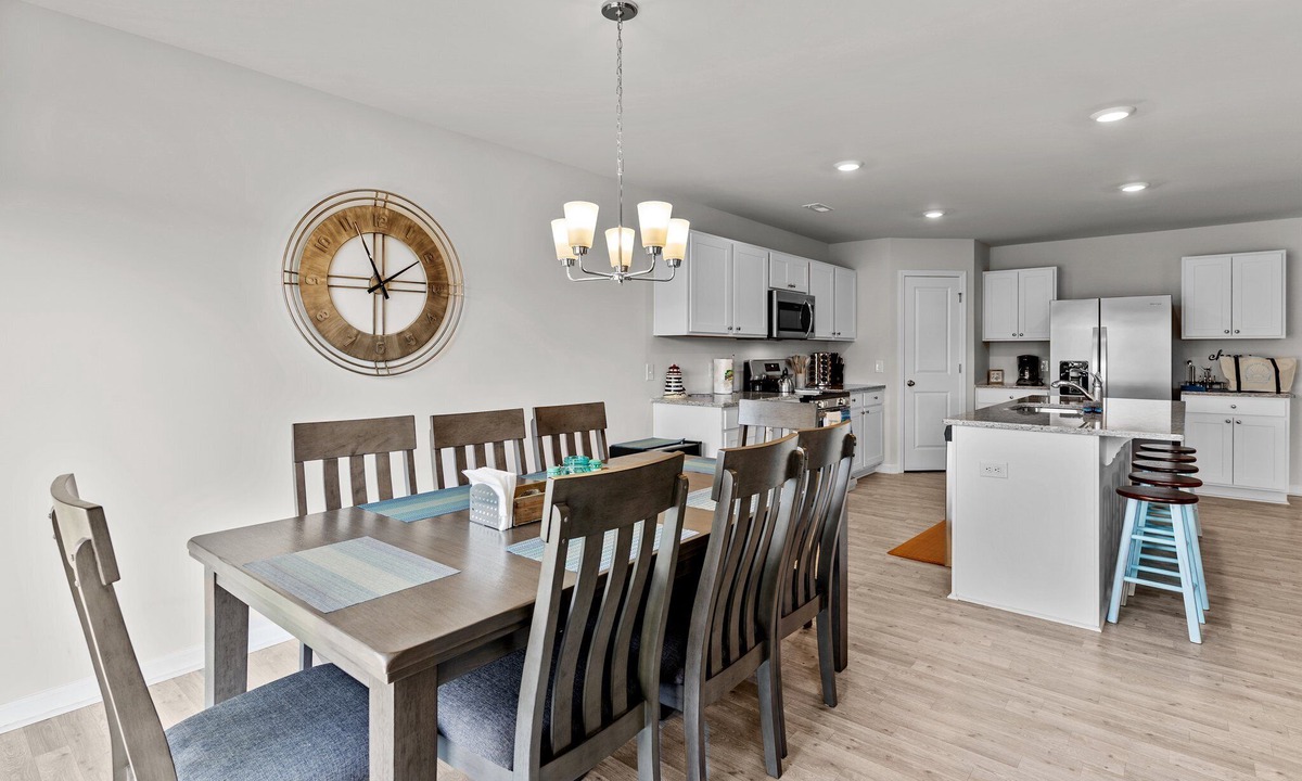 Southport House | Coastal Eve Retreat-pets, fenced yard, beach gear, and more!
