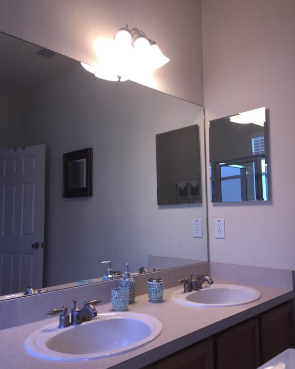 Photo of Bathroom in Trafalgar Village