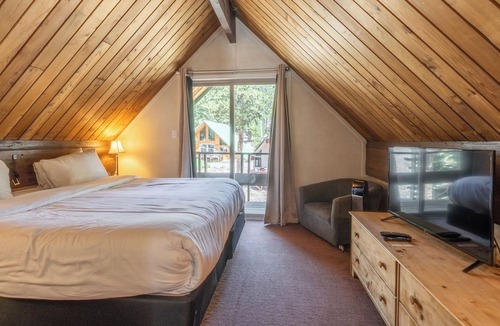 Mammoth Lakes Ski Chalet | Chalet #15, Charming Ski in/Ski Out Steps to the