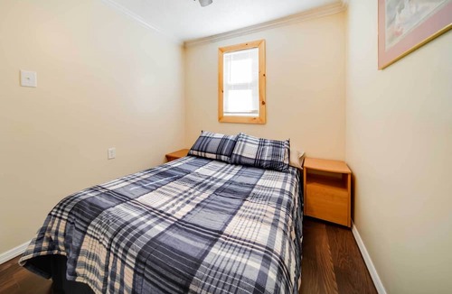 Geneva-on-the-Lake Cottage | Geneva Cottage w/Patio - Walk to Park, Lake Erie!