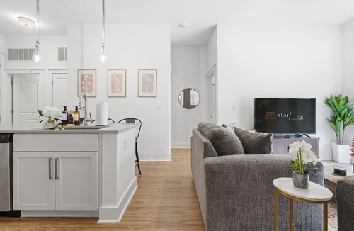 Second Ward Apartment | Urban Escape - Free Parking, Pool, Gym