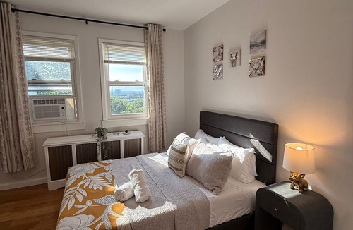 The Heights Apartment | Vibrant 3-BED Stay In Great Neighborhood Near NYC
