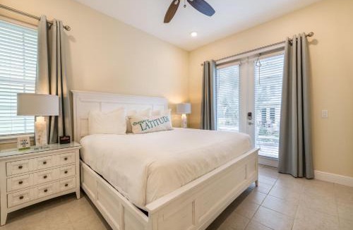 West Kissimmee House | Blue Sky Cottage Near Disney With Private Hot Tub & Margaritaville Resort & Island H20 Waterpark Access - 3008Sr