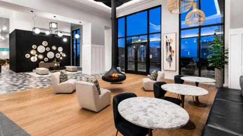 Peachtree Center Apartment | City Blue Luxury 2BR Highrise Pool Balcony Mercedes-BenzWalk Everywhere