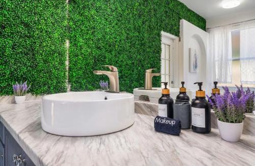Indian Point House | Beautiful 5BR 4 baths Themed home near Disney and Universal, Private Pool, Gameroom, baby Crib and more