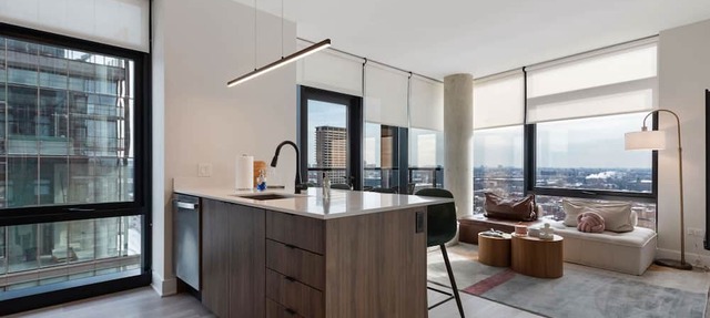 Premium 2BR with City Views + Easy Access in Chicago