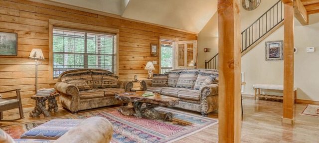 Zigzag Mountain Lodge, family getaway, fireplace, BBQ, hot tub, dog friendly in Rhododendron