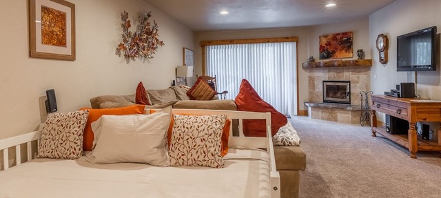 Updated 1 bedrm 1 bath Summit H Building #95 condo Just steps to Eagle Lodge sleeps 4 in Mammoth Lakes