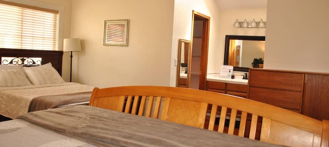 Main Suite, Koi Fish Pond & Fenced Backyard in Aloha