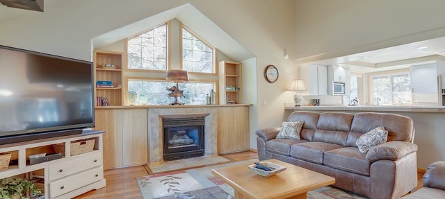 13 Ollalie - SHARC Passes, Close to South Entrance, Fireplace, Pet Friendly in Bend