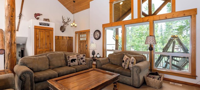 LASS08 - Stunning Lodge-Style Home, A/C, Games, Hot Tub, Family Friendly in Sunriver