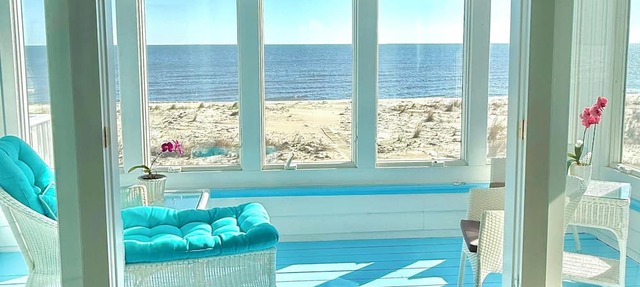 Unique retreat right on the beach - unwind and reconnect -linens - child items in Milton
