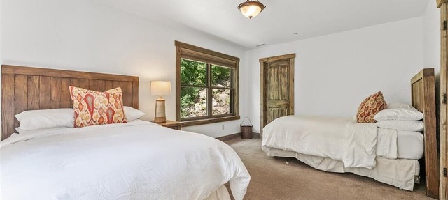 HIDDEN MOUNTAIN LUXURY LODGE, CLOSE TO SKI RUNS, HOT TUB, THEATER, SALOON in Sundance