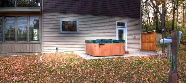Secluded Lodge with Private Lake Minutes from St. Louis in Millstadt