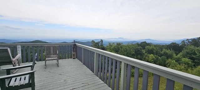 VICTORIAN CHALET OVERLOOKING GATLINBURG, SLEEPS UP TO 7. in Gatlinburg