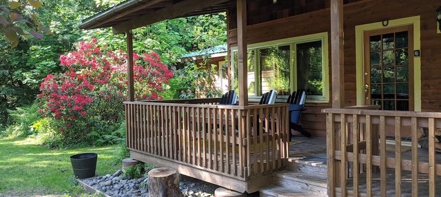 Salmon River Waterfront Cabin w/Hot Tub! Dog Friendly! in Mt Hood Village