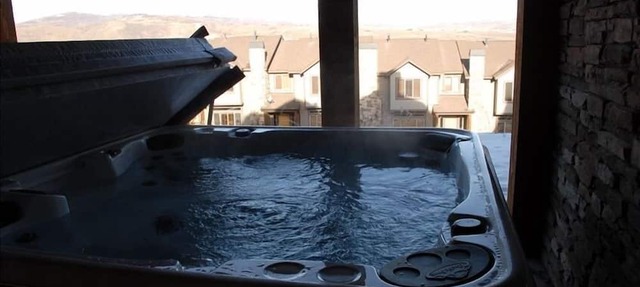 FULLY RENOVATED JAN 2023 5 Bed, 5.5 Bath AND NEW Hot Tub in Park City