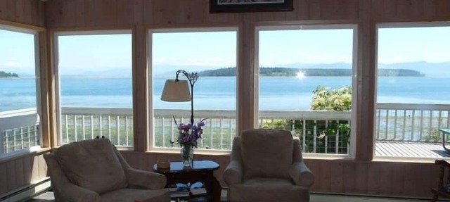 Private Beach Home at Water's Edge-Enjoy! in Lummi Island