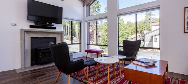 Courchevel #9, 2 Bedroom + Loft! Steps to Canyon Lodge, short walk to Canyon Lodge - EV Charger Plug in Mammoth Lakes