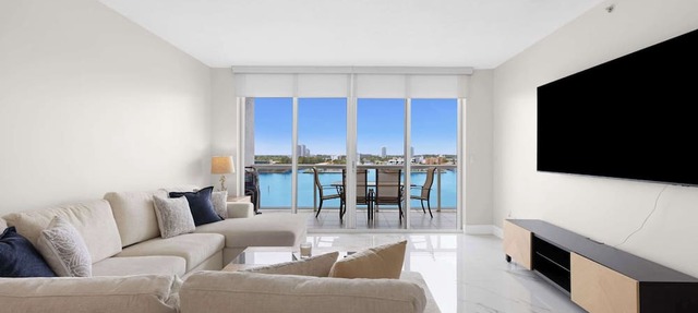Le Golden Bay 902 STR-03602 in Sunny Isles Beach