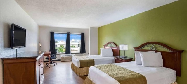 2 Full Bed with kitchenette Non-Smoking in Orlando FL