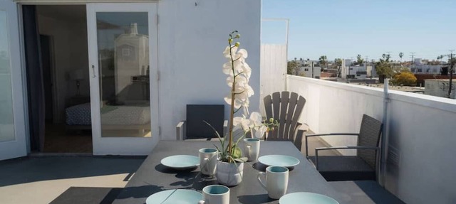Bright 5 bdroom 3 bath w/Rooftop Deck by the Beach in Marina del Rey
