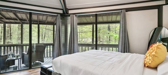 Unique octagon treehouse chalet, panoramic forest views, hot tub in Townsend