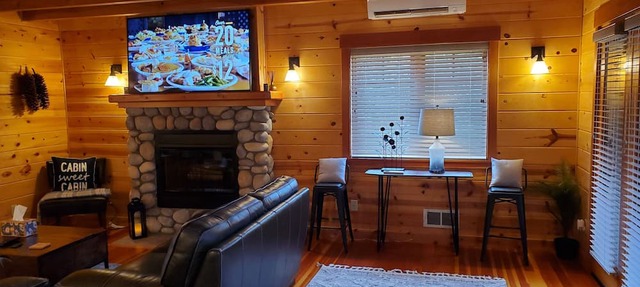 Mckenzie River Cabin 20 - Log Cabin Inn - Willamette National Forest in McKenzie Bridge