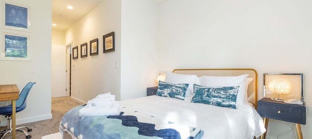 Perch - Roosevelt Retreat: Chic 2-Bed Townhome with Parking and Patio in Seattle